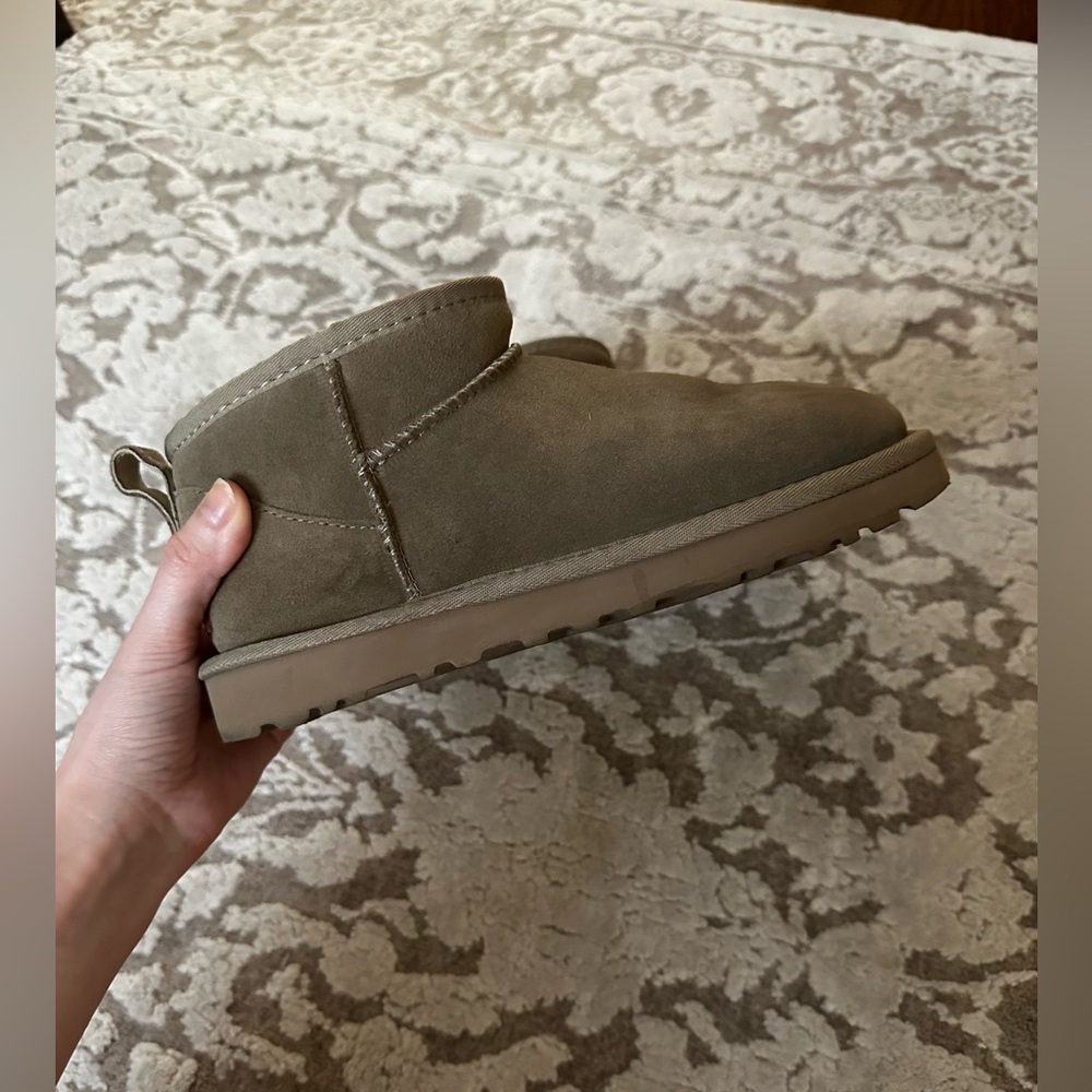 UGG mini olive green